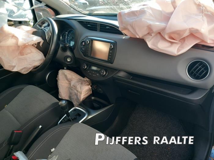 Toyota Yaris III 1.5 16V Hybrid Sloopvoertuig (2016, Zwart)