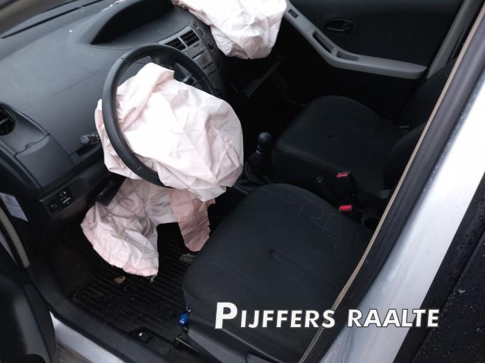 Toyota Yaris II 1.33 16V Dual VVT-I Sloopvoertuig (2010, Grijs)