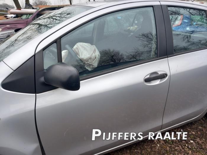 Toyota Yaris II 1.33 16V Dual VVT-I Sloopvoertuig (2010, Grijs)