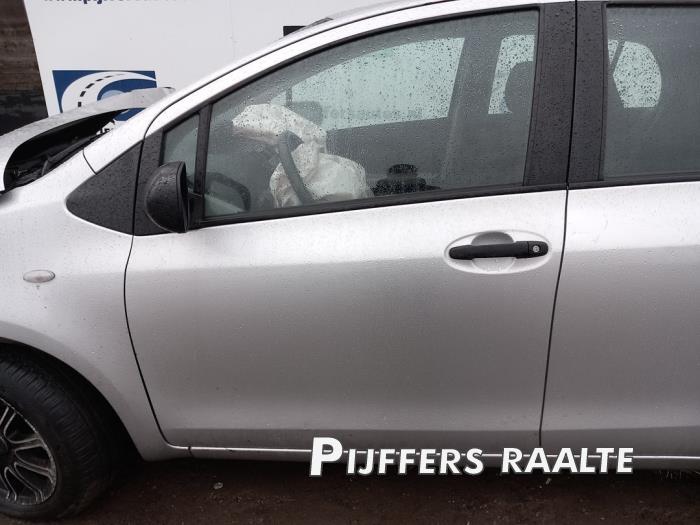 Toyota Yaris II 1.33 16V Dual VVT-I Sloopvoertuig (2010, Grijs)