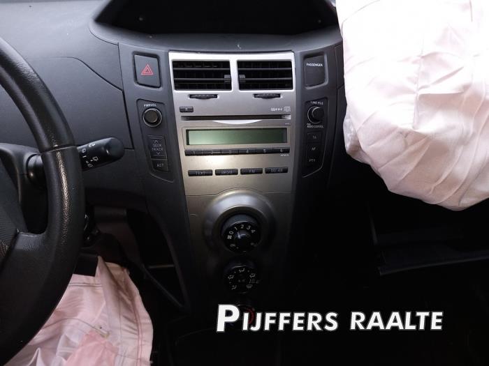 Toyota Yaris II 1.33 16V Dual VVT-I Sloopvoertuig (2010, Grijs)