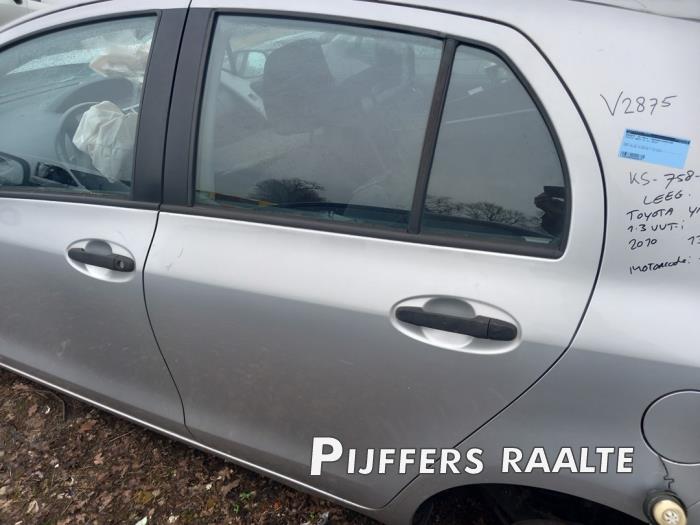 Toyota Yaris II 1.33 16V Dual VVT-I Sloopvoertuig (2010, Grijs)