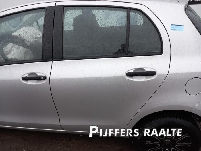 Toyota Yaris II 1.33 16V Dual VVT-I Sloopvoertuig (2010, Grijs)