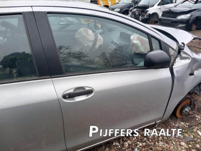 Toyota Yaris II 1.33 16V Dual VVT-I Sloopvoertuig (2010, Grijs)