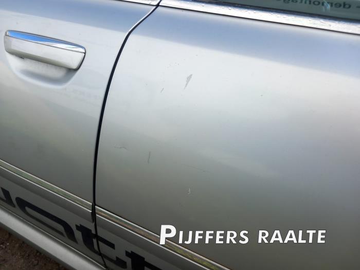 Audi A8 4.2 V8 40V Lang Quattro Sloopvoertuig (2003, Metallic, Zilver)