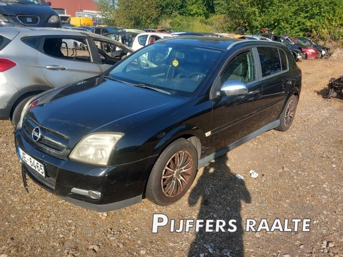Opel Signum 2.2 DTI 16V Sloopvoertuig (2004, Zwart, Saffierblauw, Saffierzwart)