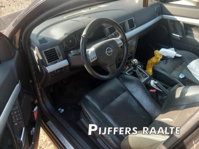 Opel Signum 2.2 DTI 16V Sloopvoertuig (2004, Zwart, Saffierblauw, Saffierzwart)