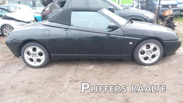 Alfa Romeo Spider 2.0 16V Twin Spark Sloopvoertuig (1998, Zwart)