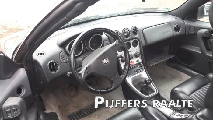 Alfa Romeo Spider 2.0 16V Twin Spark Sloopvoertuig (1998, Zwart)