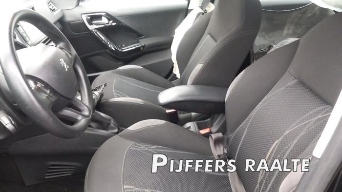 Peugeot 208 I 1.2 Vti 12V PureTech 82 Sloopvoertuig (2012, Metallic, Zwart)