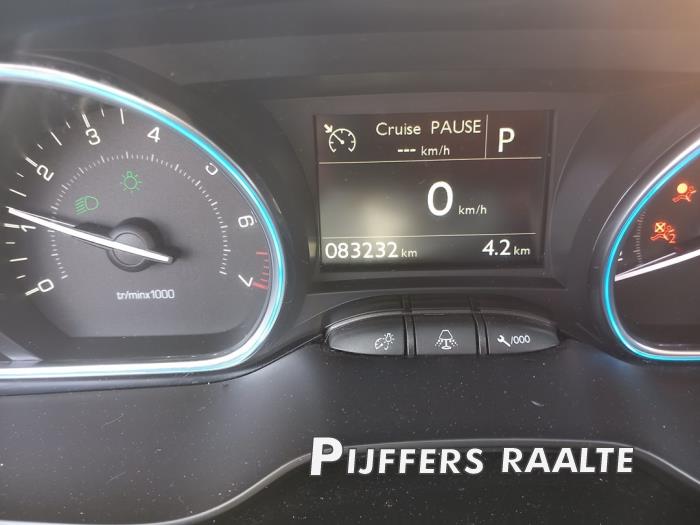 Peugeot 2008 1.2 12V e-THP PureTech 110 Sloopvoertuig (2019, Rood)