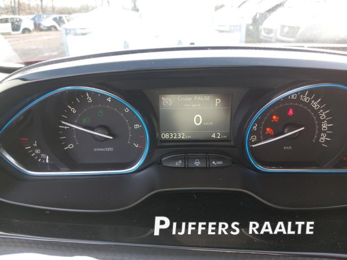 Peugeot 2008 1.2 12V e-THP PureTech 110 Sloopvoertuig (2019, Rood)