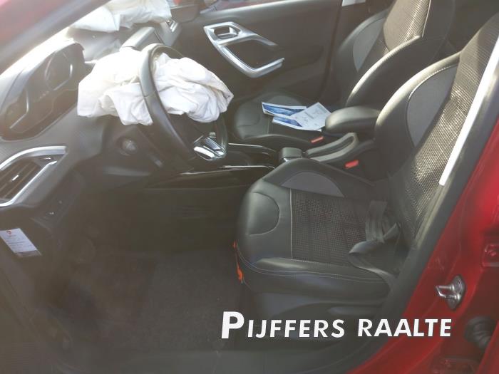 Peugeot 2008 1.2 12V e-THP PureTech 110 Sloopvoertuig (2019, Rood)