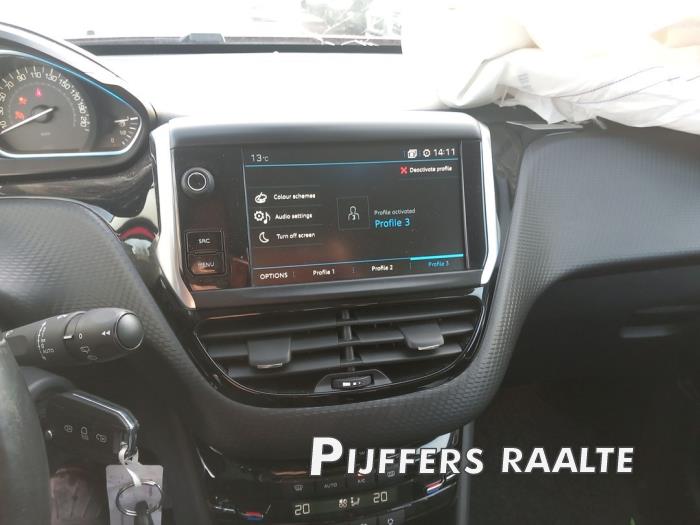 Peugeot 2008 1.2 12V e-THP PureTech 110 Sloopvoertuig (2019, Rood)