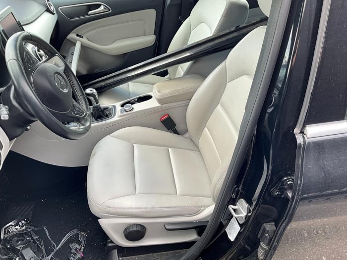 Mercedes B 1.6 B-200 BlueEFFICIENCY Turbo 16V Sloopvoertuig (2015, Zwart)