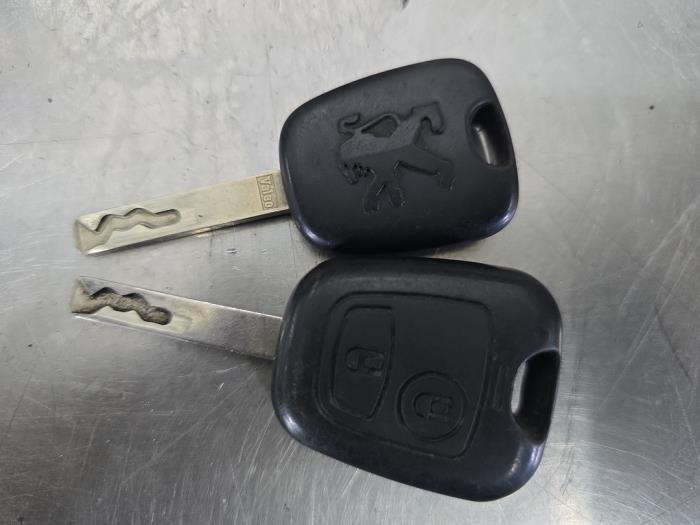 Peugeot 107 1.0 12V Sloopvoertuig (2010, Zwart)