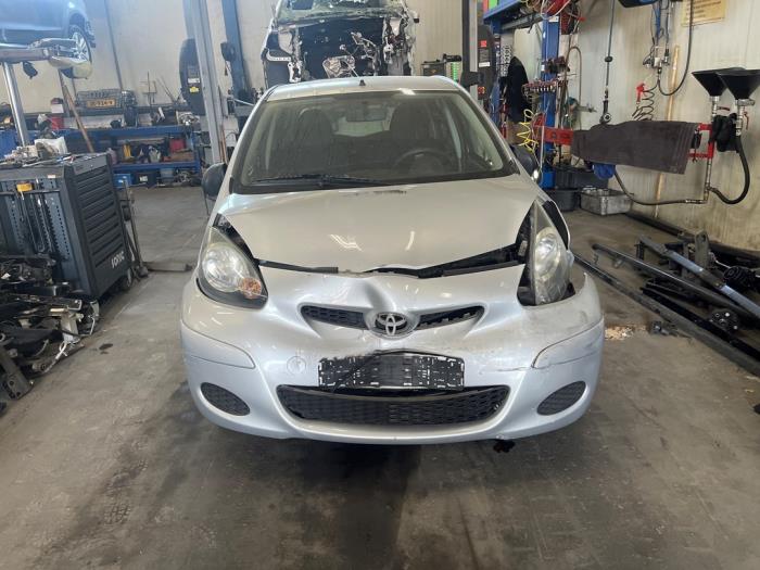 Toyota Aygo 1.0 12V VVT-i Sloopvoertuig (2010, Metallic, Zilvergrijs)