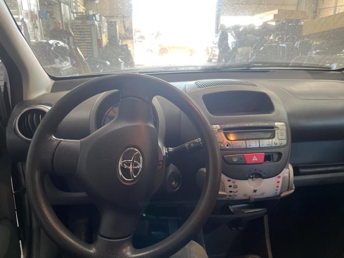 Toyota Aygo 1.0 12V VVT-i Sloopvoertuig (2010, Metallic, Zilvergrijs)