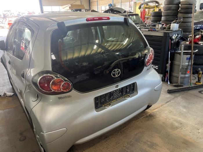 Toyota Aygo 1.0 12V VVT-i Sloopvoertuig (2010, Metallic, Zilvergrijs)