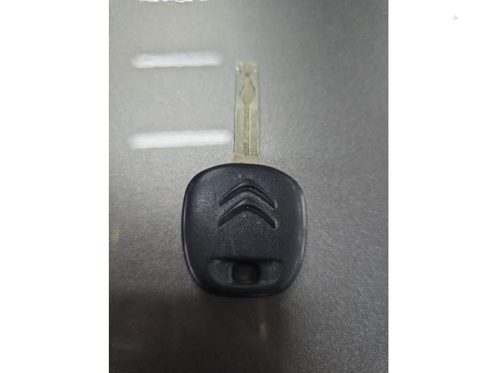 Citroen C1 1.2 PureTech 82 12V Sloopvoertuig (2015, Metallic, Zilvergrijs)