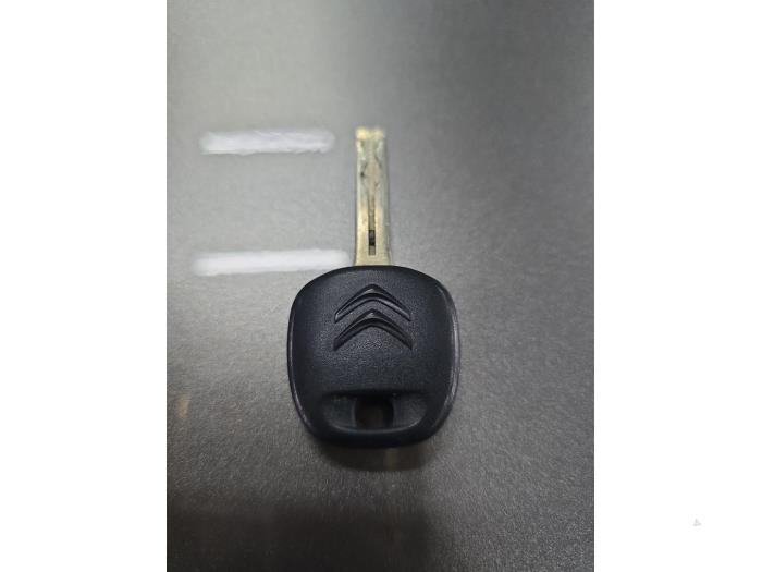 Citroen C1 1.2 PureTech 82 12V Sloopvoertuig (2015, Metallic, Zilvergrijs)