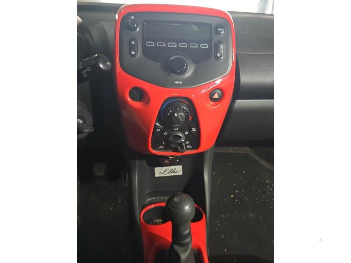 Citroen C1 1.2 PureTech 82 12V Sloopvoertuig (2015, Metallic, Zilvergrijs)