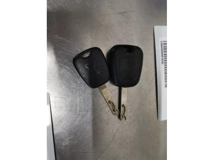 Peugeot 107 1.0 12V Sloopvoertuig (2006, Metallic, Muisgrijs)