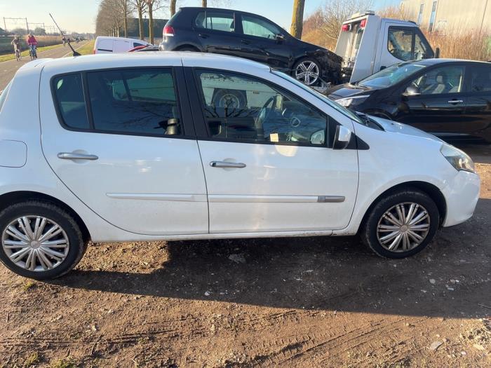 Renault Clio III 1.2 16V 75 Schadevoertuig (2012, Wit)