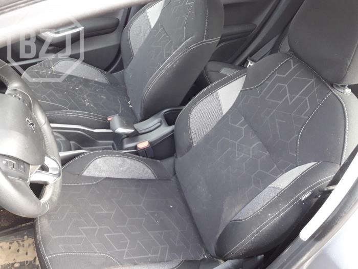 Peugeot 2008 1.2 12V e-THP PureTech 110 Sloopvoertuig (2018, Metallic, Grijs)