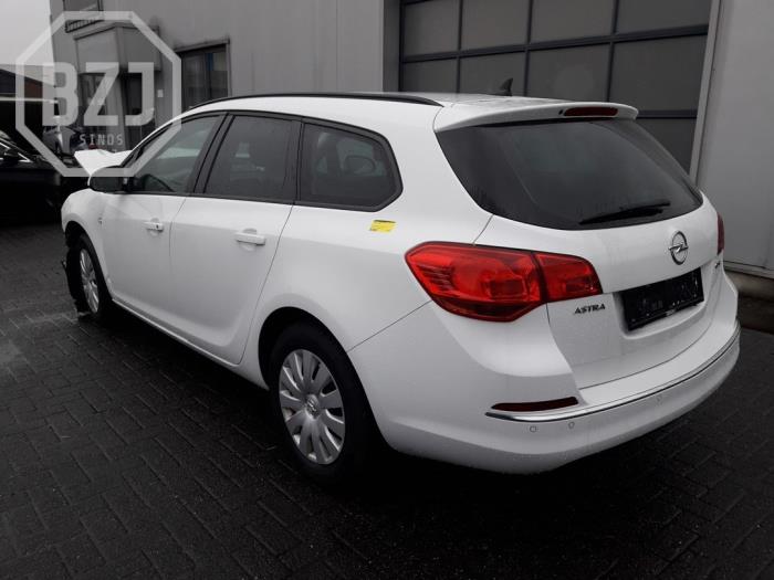 Opel Astra J Sports Tourer 1.6 CDTI 16V Sloopvoertuig (2015, Wit)
