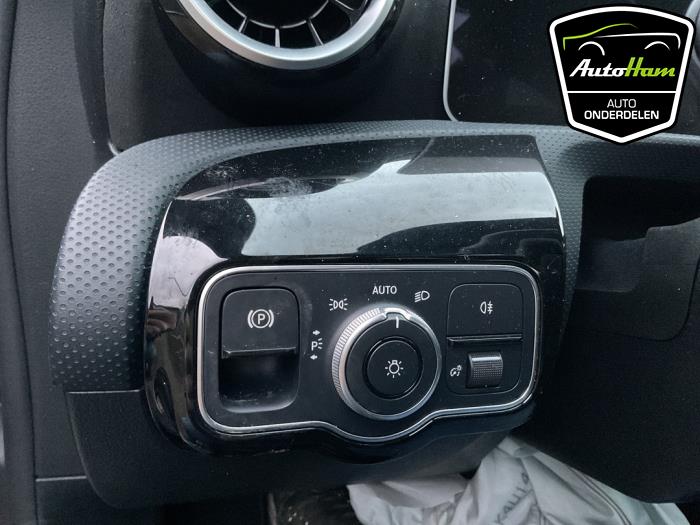 Mercedes A 1.3 A-180 Turbo 16V Sloopvoertuig (2019, Grijs)