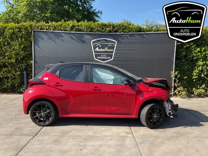 Toyota Yaris IV 1.5 12V Hybrid 115 Sloopvoertuig (2023, Rood)