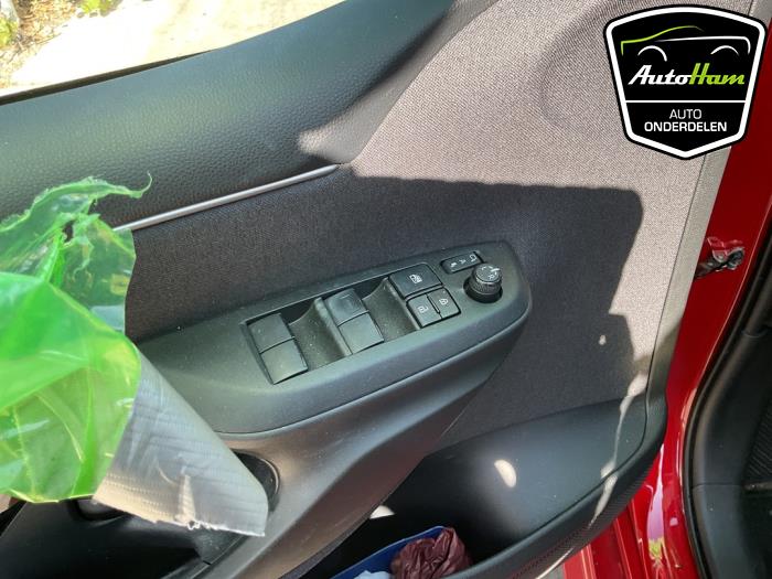 Toyota Yaris IV 1.5 12V Hybrid 115 Sloopvoertuig (2023, Rood)