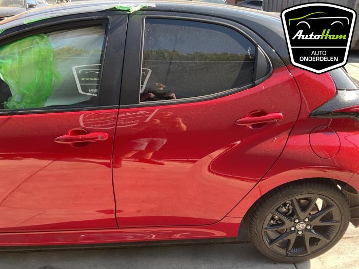 Toyota Yaris IV 1.5 12V Hybrid 115 Sloopvoertuig (2023, Rood)