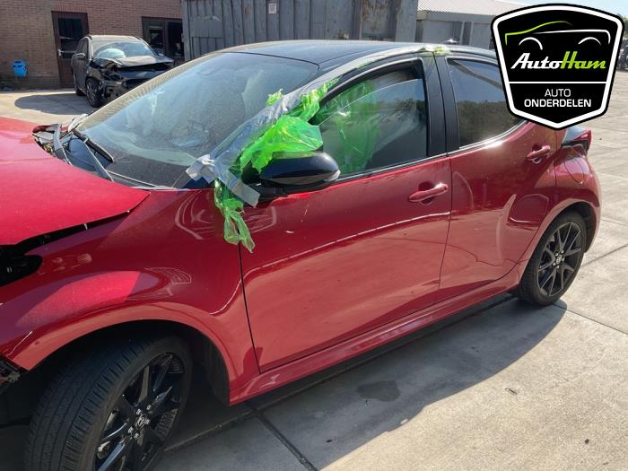 Toyota Yaris IV 1.5 12V Hybrid 115 Sloopvoertuig (2023, Rood)