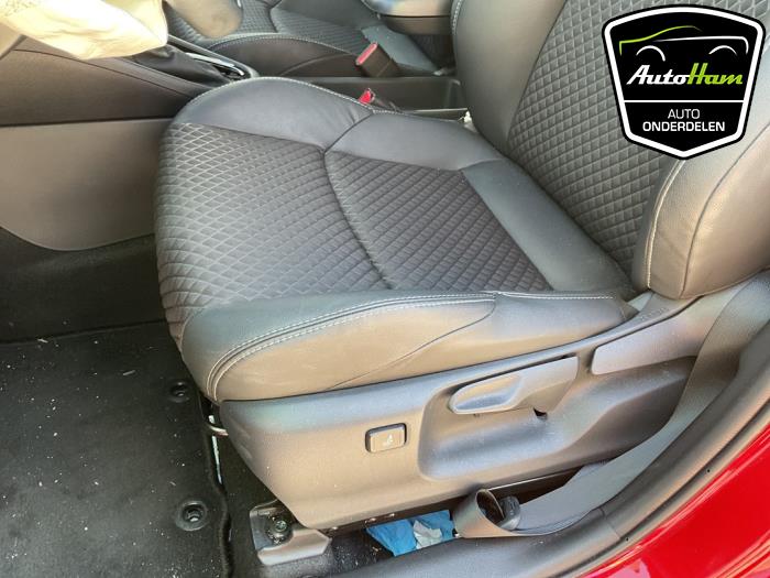 Toyota Yaris IV 1.5 12V Hybrid 115 Sloopvoertuig (2023, Rood)