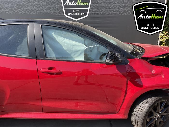 Toyota Yaris IV 1.5 12V Hybrid 115 Sloopvoertuig (2023, Rood)