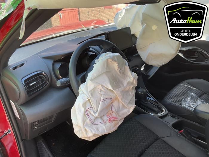 Toyota Yaris IV 1.5 12V Hybrid 115 Sloopvoertuig (2023, Rood)