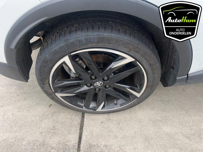 Toyota C-HR 2.0 16V Hybrid Sloopvoertuig (2023, Grijs)