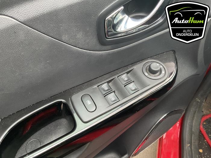 Renault Captur 1.2 TCE 16V EDC Sloopvoertuig (2016, Rood)