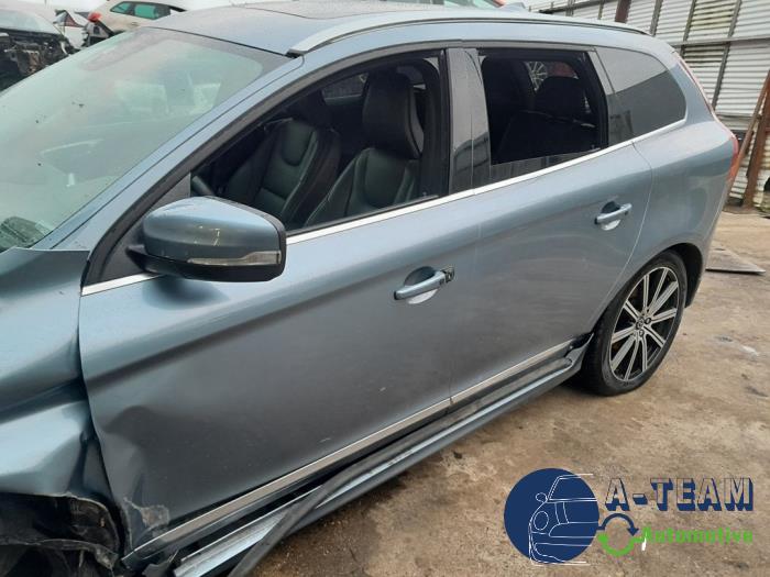 Volvo XC60 I 2.0 D4 16V Sloopvoertuig (2016, Licht, Blauw)