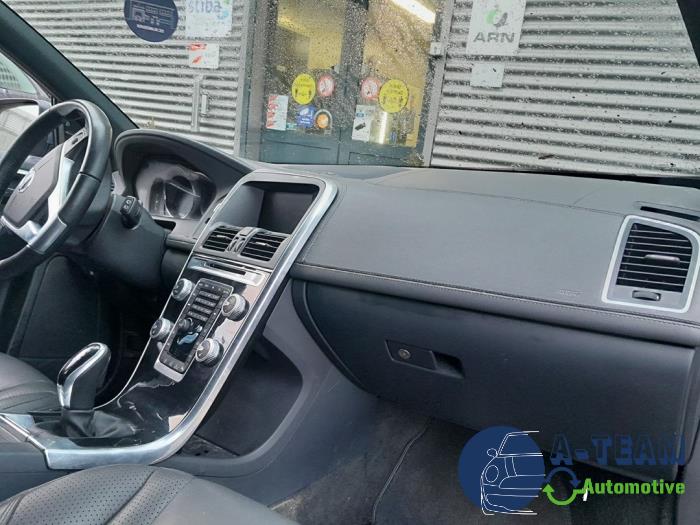 Volvo XC60 I 2.0 D4 16V Sloopvoertuig (2016, Licht, Blauw)