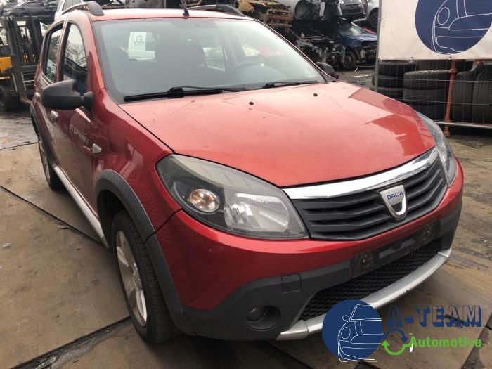 Dacia Sandero I 1.6 Sloopvoertuig (2010, Rood)
