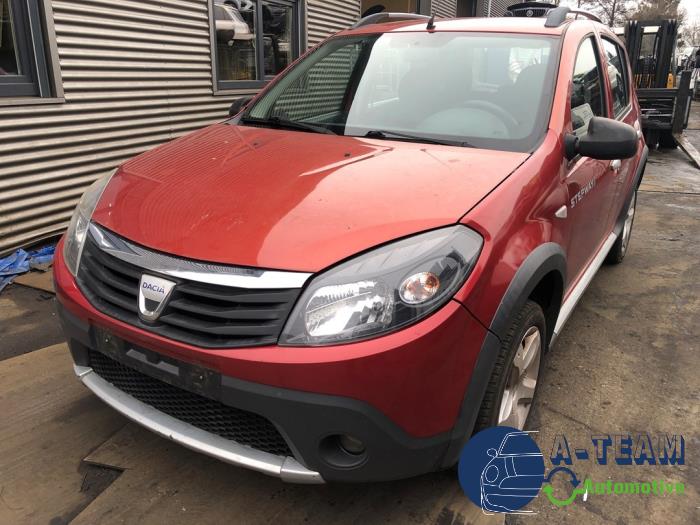 Dacia Sandero I 1.6 Sloopvoertuig (2010, Rood)