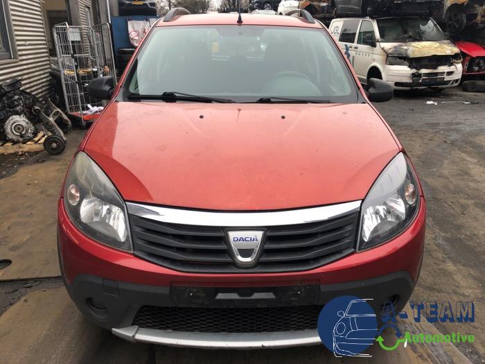 Dacia Sandero I 1.6 Sloopvoertuig (2010, Rood)