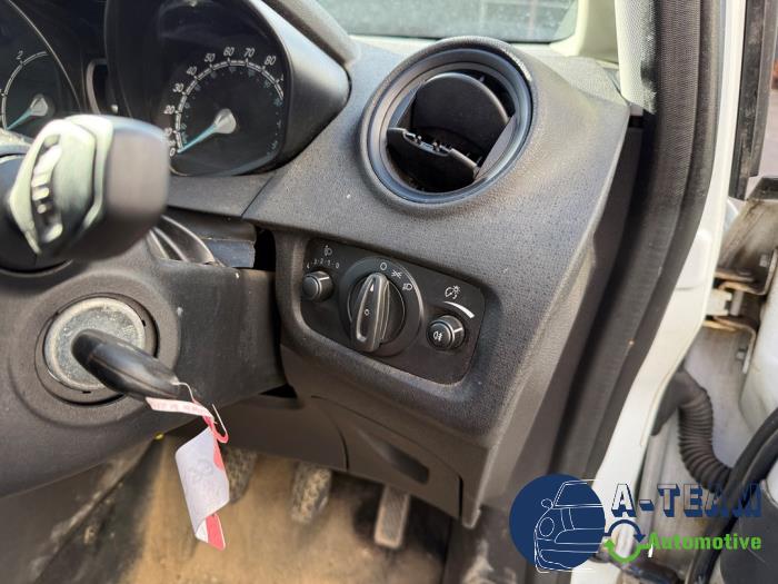 Ford Fiesta 6 1.5 TDCi Sloopvoertuig (2016, Roze, Wit)