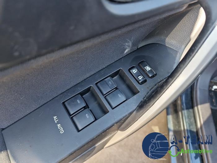 Toyota Auris Touring Sports 1.8 16V Hybrid Sloopvoertuig (2014, Zwart)