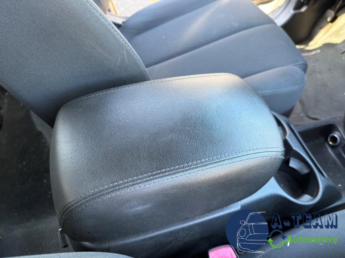 Kia Carens III 2.0i CVVT 16V Sloopvoertuig (2008, Grijs)