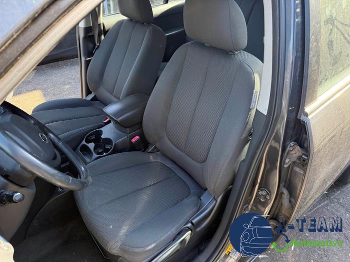 Kia Carens III 2.0i CVVT 16V Sloopvoertuig (2008, Grijs)