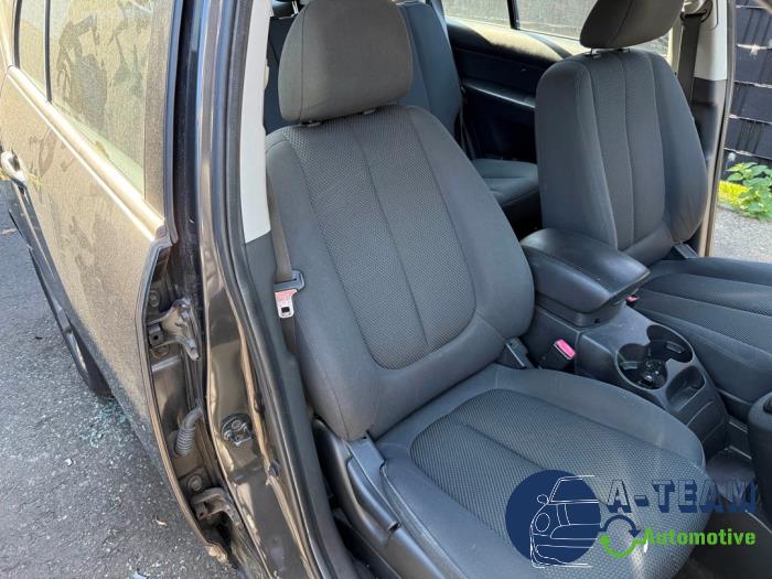 Kia Carens III 2.0i CVVT 16V Sloopvoertuig (2008, Grijs)